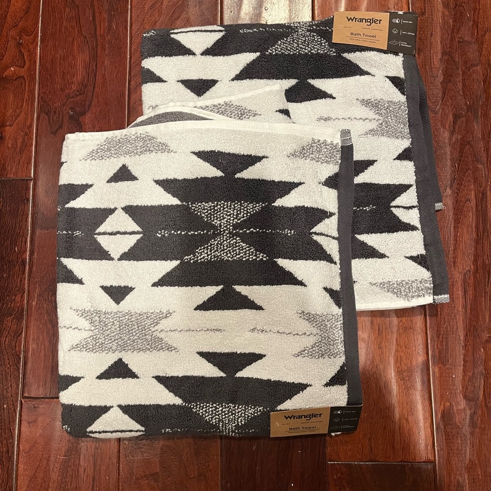 Wrangler Grey and White Bath Towels